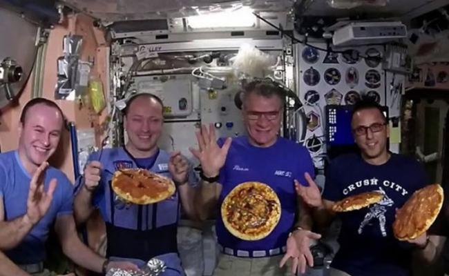 ISS的宇航员展示特别炮制的薄饼。