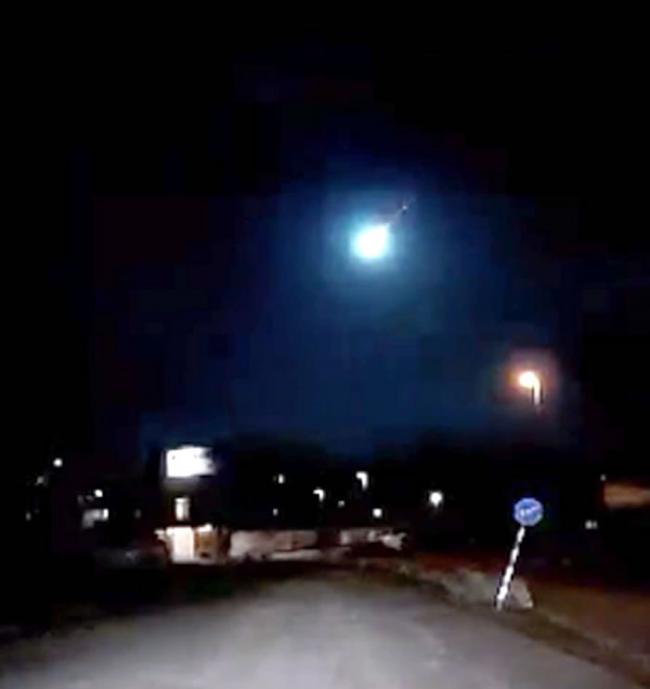 “火流星”：瑞典深夜天空发生异象 惊现神秘蓝光火球