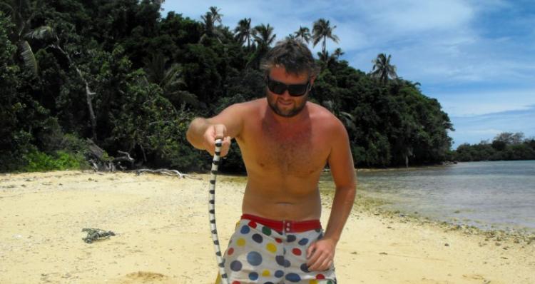 美国生物学家在南太平洋小岛徒手抓致命的阔带青斑海蛇