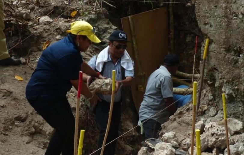 帛琉总统雷门格绍（左二）帮忙解封洞穴