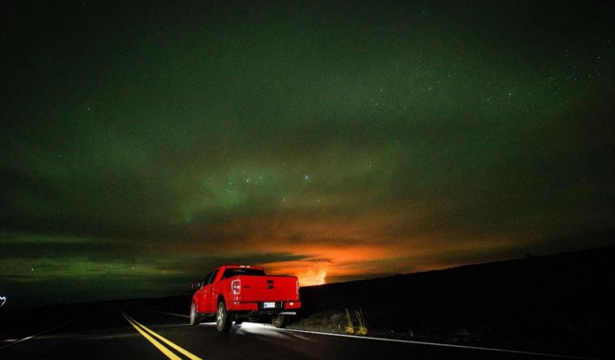 摄影师拍摄夏威夷一喷发火山的壮丽照片