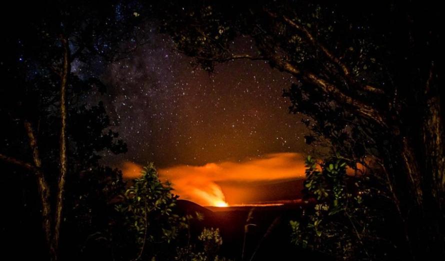摄影师拍摄夏威夷一喷发火山的壮丽照片