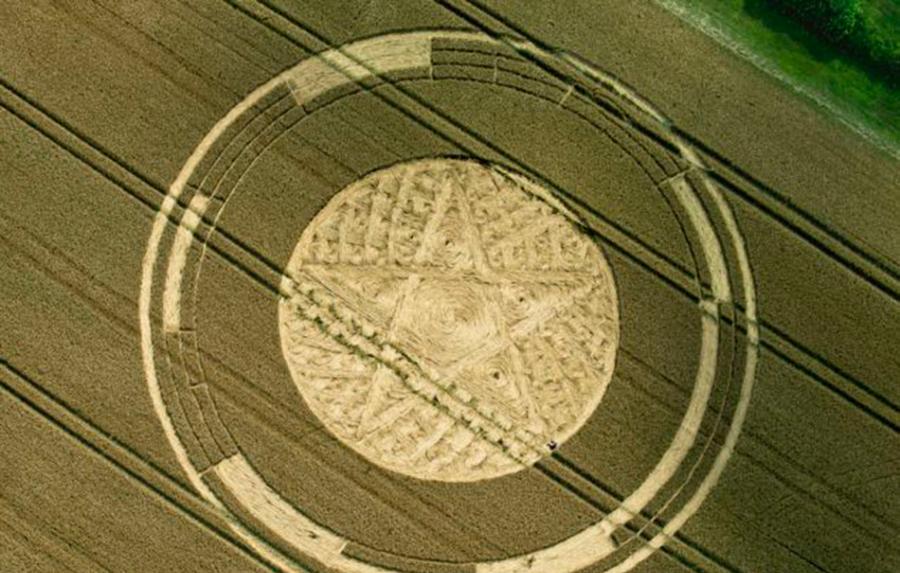 英国格洛斯特郡一处麦田发现一个五角星造型的麦田怪圈