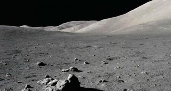 月球极地可能蕴藏有水冰，美国宇航局计划派遣新型月球车前往实地展开考察