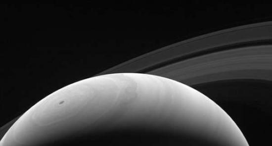 如果将土星的轨道朝着太阳方向挪动大约10%，由此产生的引力平衡变化将让地球的轨道发生数千万英里尺度上的改变。这张照片展示的是土星被阳光照亮的景象，拍摄角度大致位
