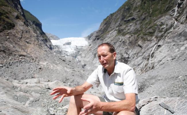科斯特洛指冰川消融，对远足游人构成危险。