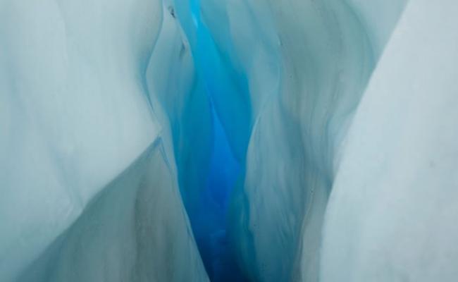 福克斯冰川不断消融，露出裂隙。