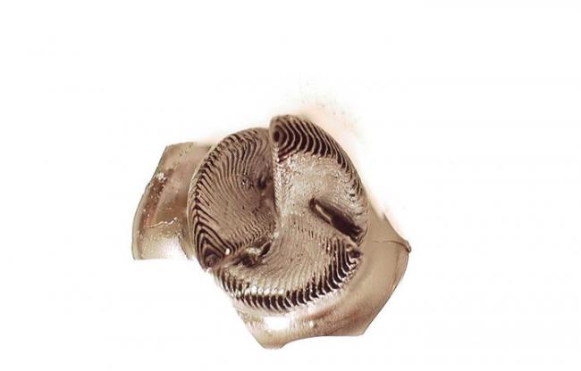 这一图片显示了一个由添加剂制造过程所创建的陶瓷螺旋