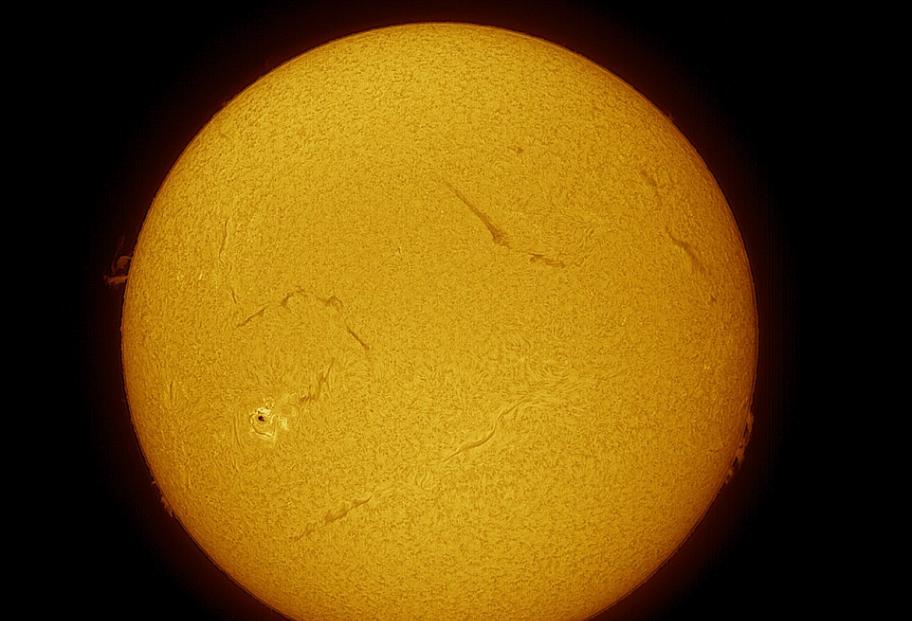 太阳黑子的温度在2700-4200摄氏度之间，周围太阳表面物质温度大约5500摄氏度，这就是为什么太阳黑子易于观测。