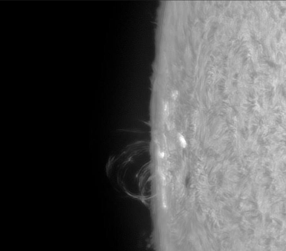 多数太阳黑子和日冕物质抛射(CMEs)都与磁场活动有关，图中是埃文拍摄到的一张日冕物质抛射照片。