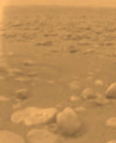 土卫六上布满了液态甲烷和乙烷构成的湖泊，“惠更斯”探测器传回的图像让科学家非常兴奋，因为这些烷烃的存在暗示这颗卫星上可能存在生命。地球早期也存在类似的环境，因此