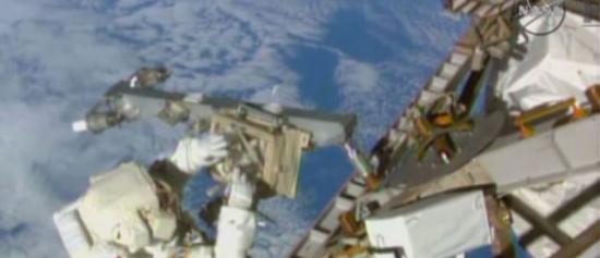 特里・维尔茨在太空完成了架设天线等任务（美国航天局视频截图）