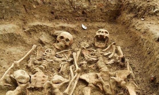 英国村庄小教堂挖出7百年前恋人骸骨