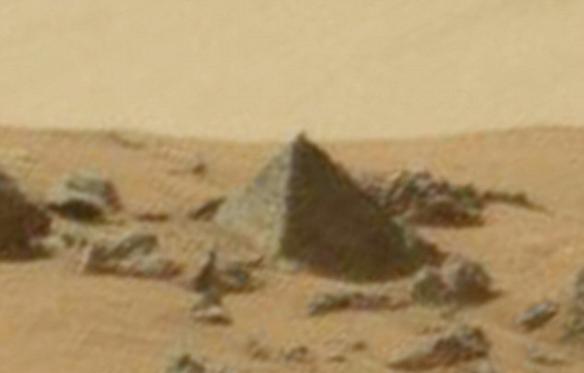 NASA的照片拍到火星上有金字塔状的岩石