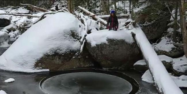 误闯魔法森林？美国纽约州家庭在阿第伦达克山脉拍到会自转的冰块