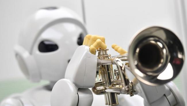 这个机器人能够吹奏乐器。