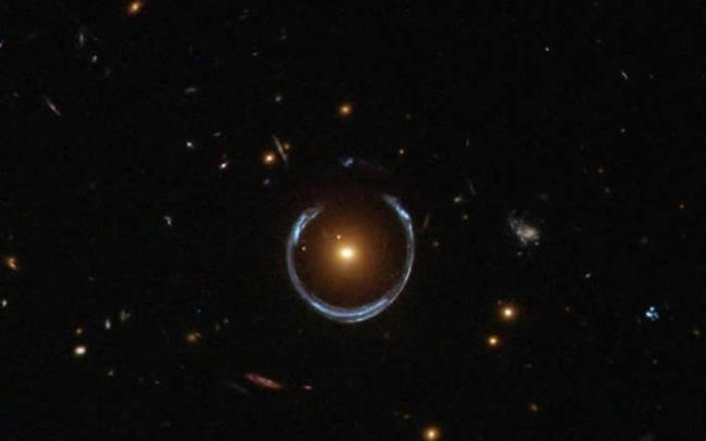哈勃太空望远镜广角相机3拍摄的LRG 3-757星系的引力透镜。