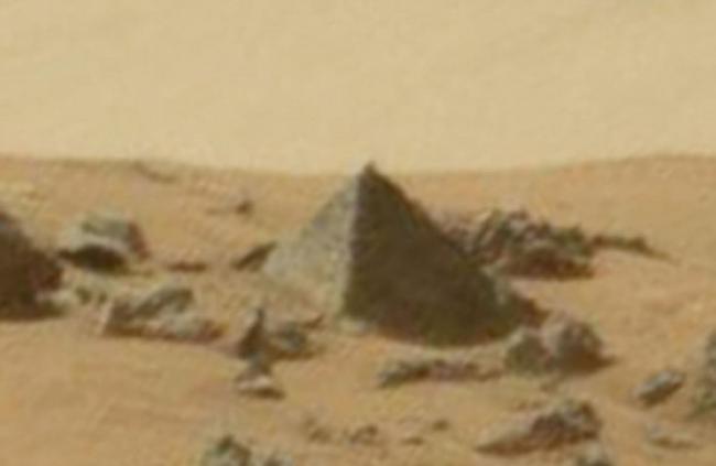 早前有网民发现火星上有金字塔。