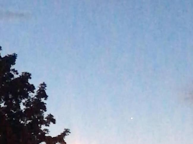 又是UFO？英国伦敦夜空出现高速飞行发光物体