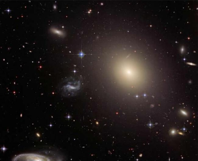星系ESO325-G004中的引力与爱因斯坦广义相对论预测的一致