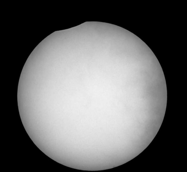 7月13日日偏食和超大月亮的照片被发布