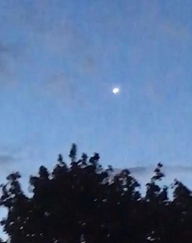 又是UFO？英国伦敦夜空出现高速飞行发光物体