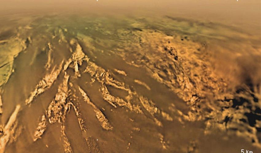 在下降过程中，惠更斯探测器还拍摄到一些陌生却又似曾相识的景象，科学家分析后认为这是土卫六上的沙丘地貌，还有峡谷、湖泊，展示了一个明显的侵蚀过程，与地球上的一些地