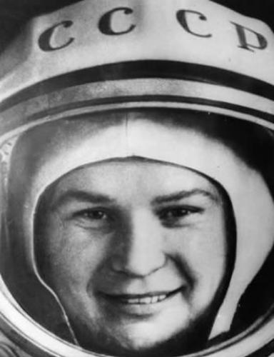 照片在26岁拍摄。那一年，捷列什科娃上演了单人太空飞行，成为人类历史上入主太空的第一位女性