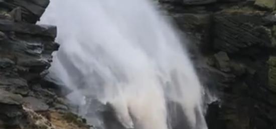 受飓风“贡萨洛”影响英国德比郡一条高达24米的瀑布出现罕见的倒流现象