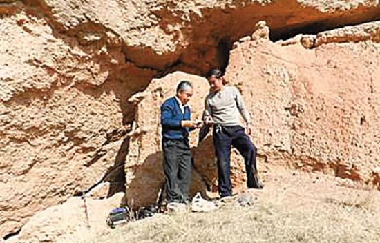 中卫市洞子湾古人类洞穴遗址外景（左一为宁夏博物馆原馆长、副研究员周兴华）。