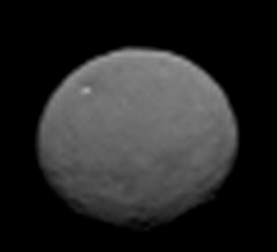 美国NASA“黎明”号太空船传回目前为止最清晰的矮行星谷神星图像