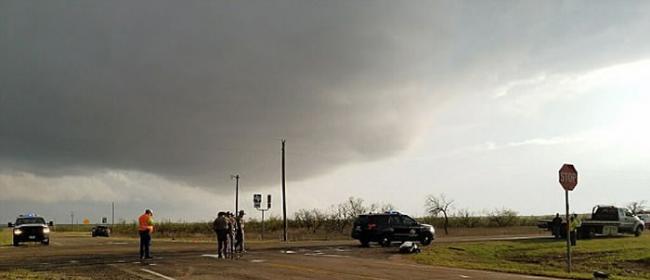 美国德州龙卷风肆虐 3名为气象频道拍摄的追风者撞车身亡