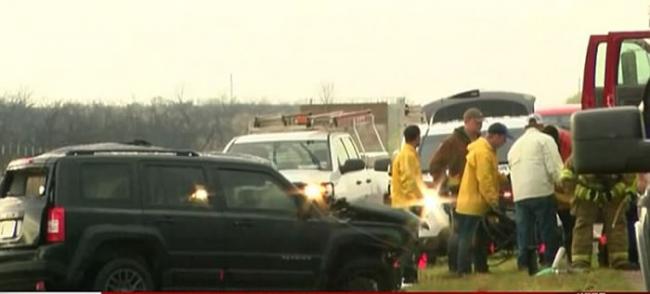 美国德州龙卷风肆虐 3名为气象频道拍摄的追风者撞车身亡
