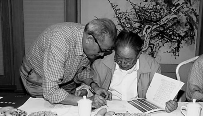 2005年5月，麦英豪（左）向宿白先生请教南越国宫署遗址最近考古成果。