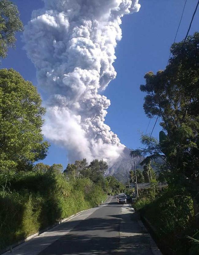 印尼爪哇岛大学生正在山下露营 默拉皮火山突然爆发