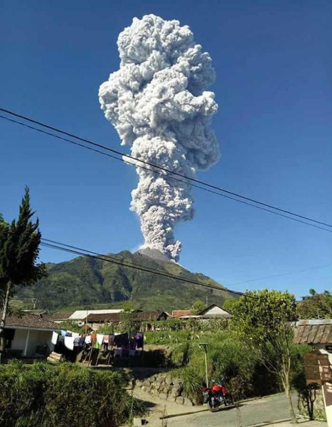 印尼爪哇岛大学生正在山下露营 默拉皮火山突然爆发