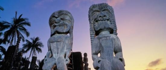 夏威夷原住民进化出政治上异常复杂的多神崇拜社会，但并未信奉至高神灵。
