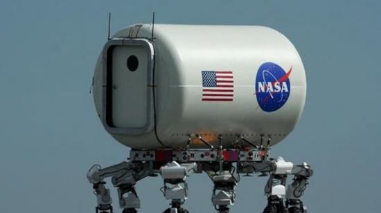 ATHLETE机器人拥有全地形行走能力，可装卸大型货物，宇航员可在地外天体上使用这款机器人，用它运输货物