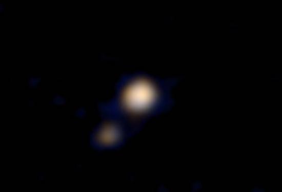 冥王星和它的最大卫星冥卫一，这是第一张有关冥王星系统的彩色照片。照片已经得到了初步处理，新视野号的科学团队随后会做进一步处理。因为拍摄距离长达1.15亿公里，图