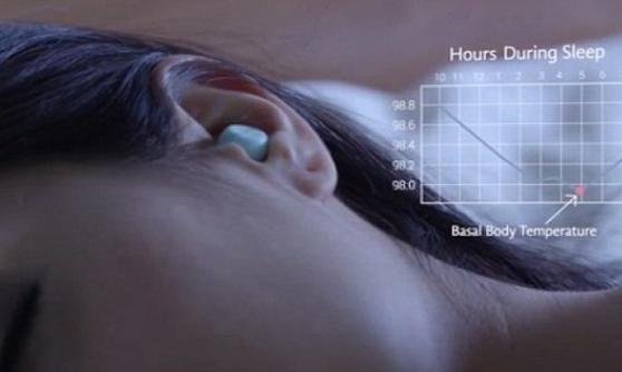 用家佩戴耳机入睡，耳机会每晚自动量体温70次。