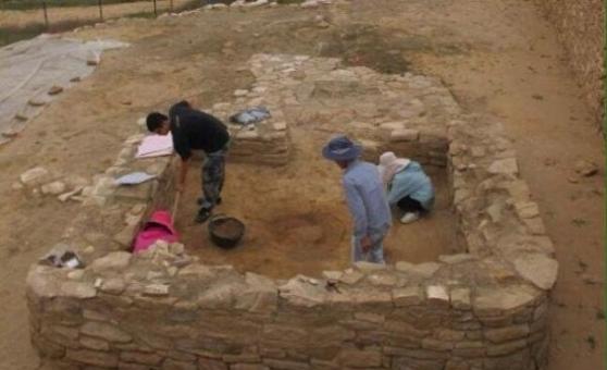 考古学家经过多年的考古发掘后，发现出中国最大史前城址“石峁遗址”。