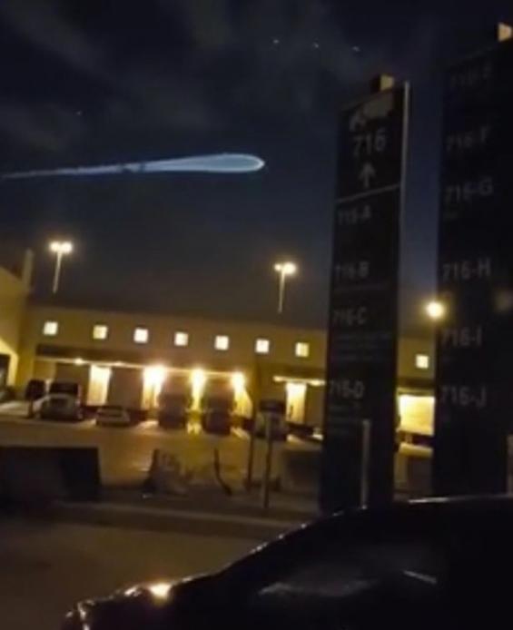 美国东岸清晨夜空出现神秘异象 原来是擎天神五号运载火箭发射
