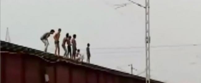 印度北方邦7名青年危站在火车路轨边 火车驶来时才跳入河中