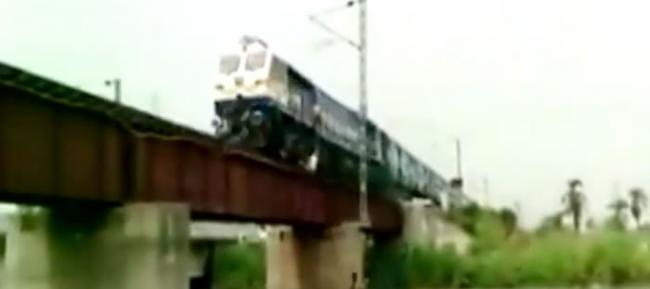 印度北方邦7名青年危站在火车路轨边 火车驶来时才跳入河中
