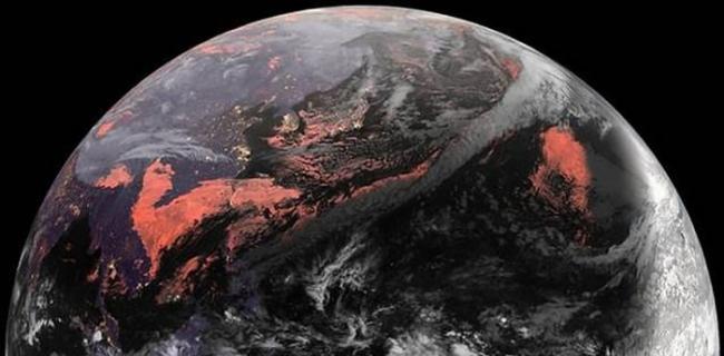 如图所示，这是日本气象局“向日葵-8号”气象卫星在距离地面3.54万公里的同步轨道拍摄的“黑色地球”。