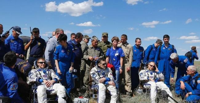 皮克（左一）与另外两名太空人同僚着陆后稍作休息。