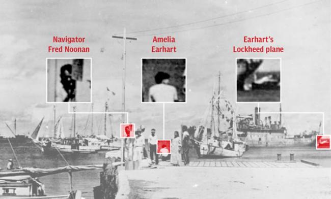 照片中背向镜头、单独坐着的短发女子，据信就是失踪的埃尔哈特。