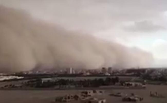 伊朗中部古城亚兹德出现沙尘暴 如“灰黑海浪”淹至