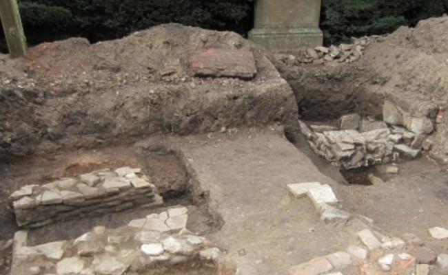 考古学家发现相信为莎翁故居厨房，当中火炉和冷藏洞的部分。