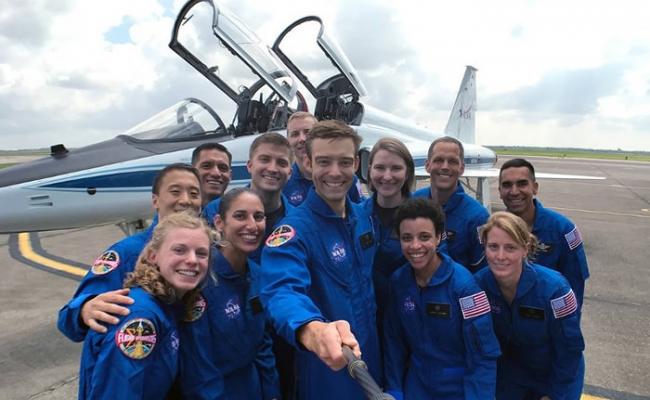 库林（前排中）去年获选加入NASA受训时，与其他入选者玩自拍。